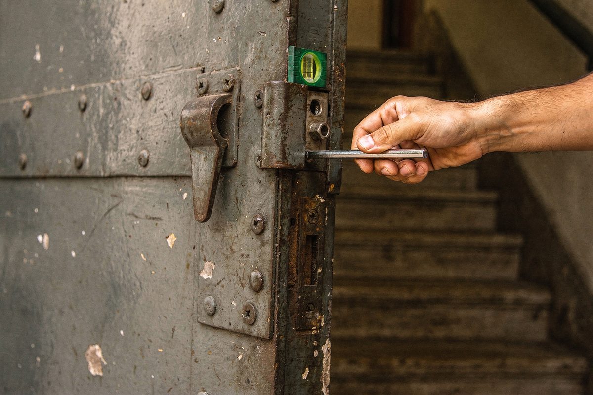 Chave sextavada a afinar a dobradiça de uma porta blindada