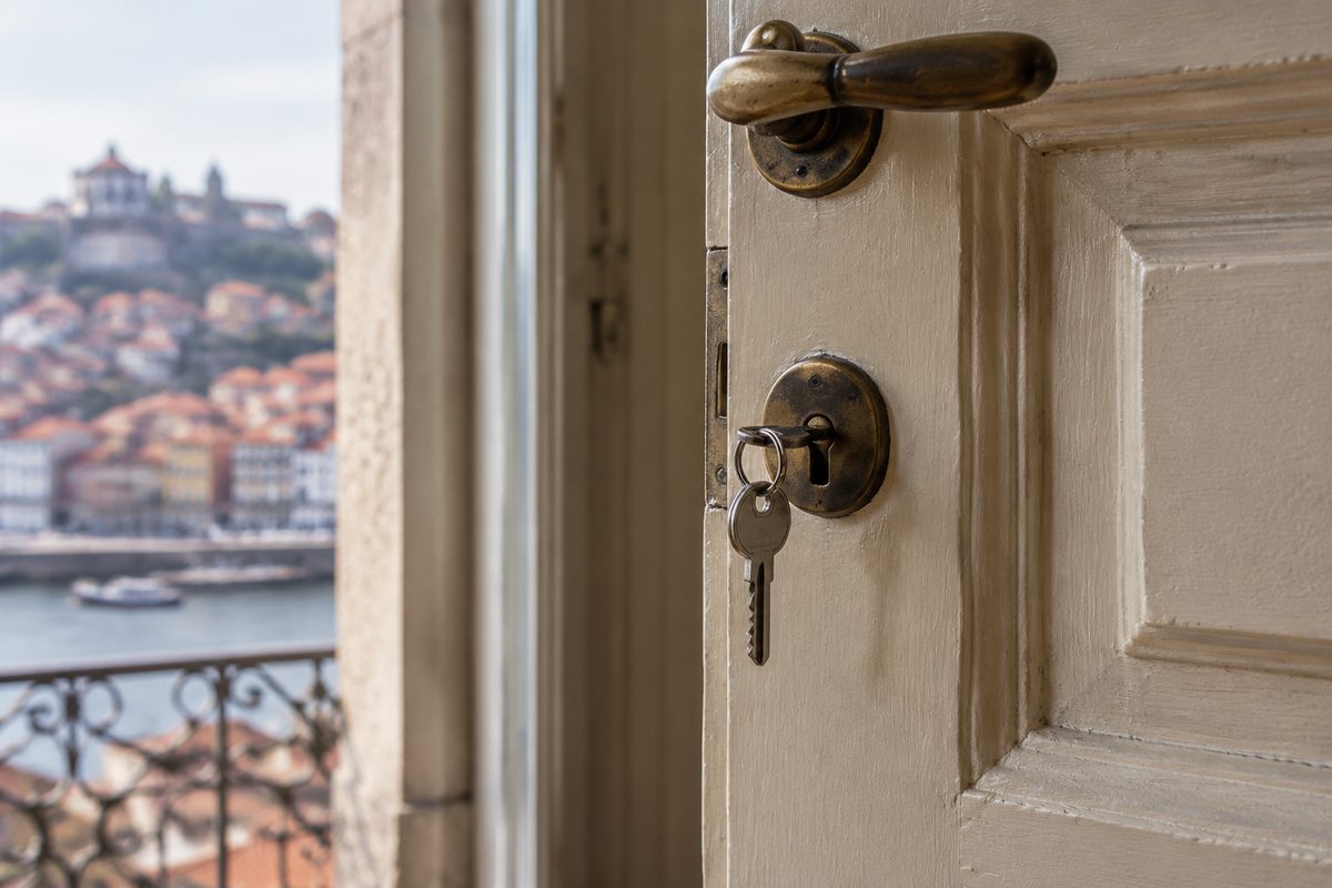 Chave deixada na fechadura de uma porta interior fechada